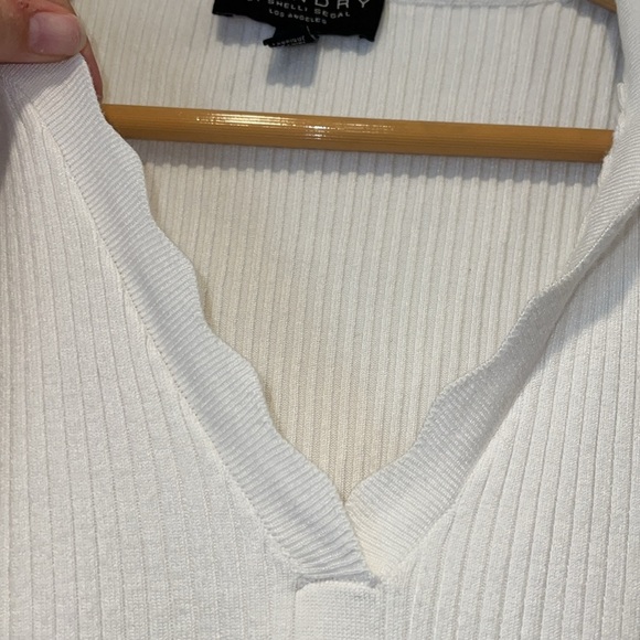 White Cropped V-Neck Feminine Collared Top - Picture 3 of 6